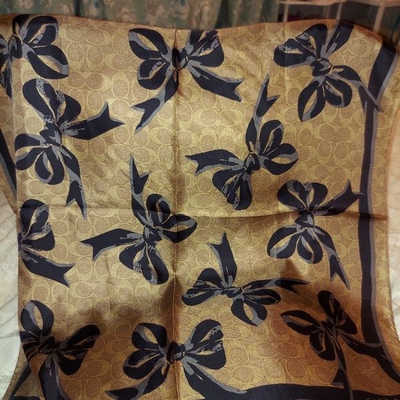 Coach NWT Signature Square Silk Bow Scarf in Medium Khaki and Black 23"Sq - Picture 4 of 14